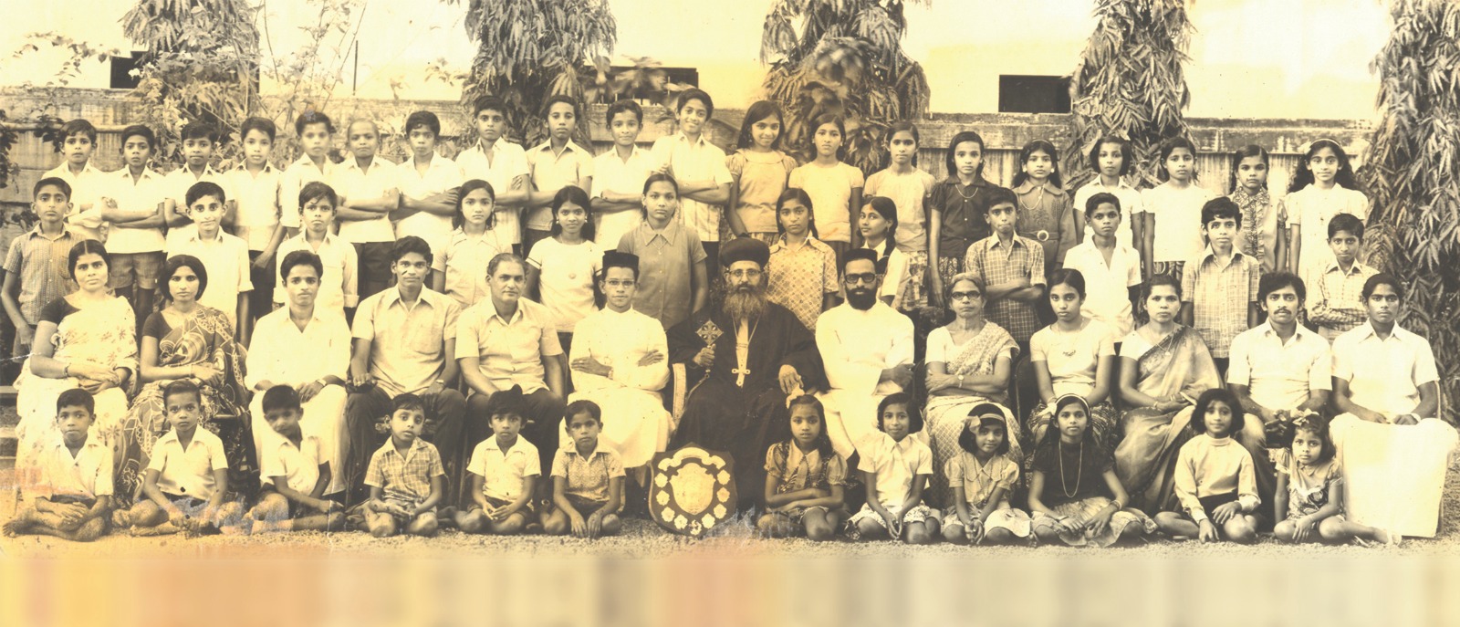 Sunday School students with Mar Pachomios